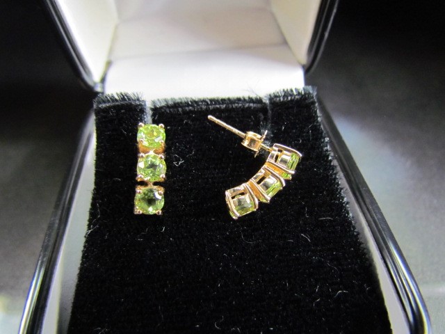 9ct three green stone set earrings - Image 3 of 3