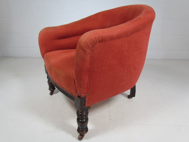 Small antique tub chair in red upholstery on turned wooden legs - Image 3 of 4