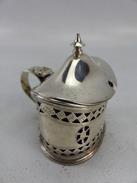 Hallmarked silver mustard pot by Henry Manton Birmingham 1857. - Image 3 of 5