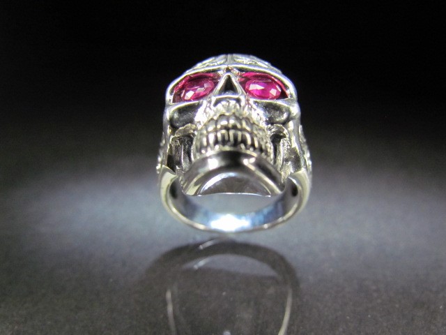 Unusual silver Skull ring set with ruby coloured eyes - Image 5 of 6