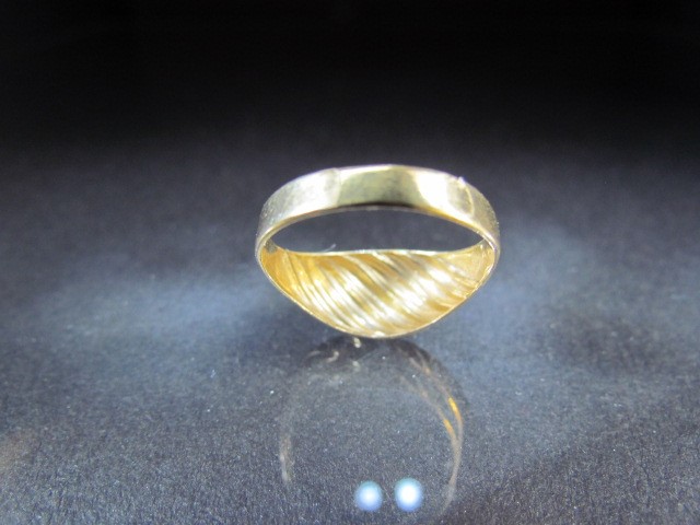 9ct Gold Band ring approx weight 2.3. UK - R. - Image 5 of 5