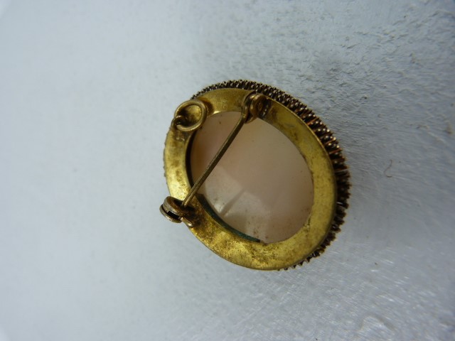 Shell Cameo Pinchbeck Brooch / Pendant with ladies head facing right. - Image 2 of 3
