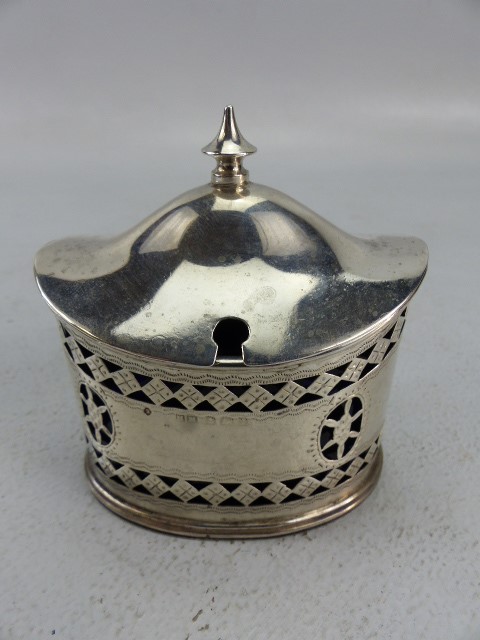 Hallmarked silver mustard pot by Henry Manton Birmingham 1857. - Image 2 of 5