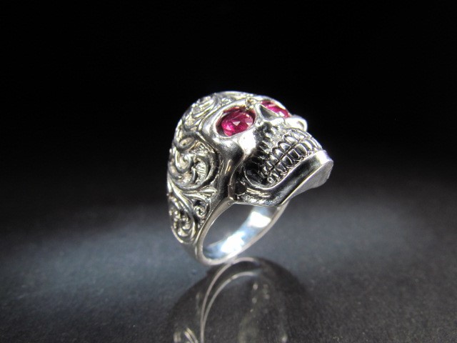 Unusual silver Skull ring set with ruby coloured eyes - Image 6 of 6