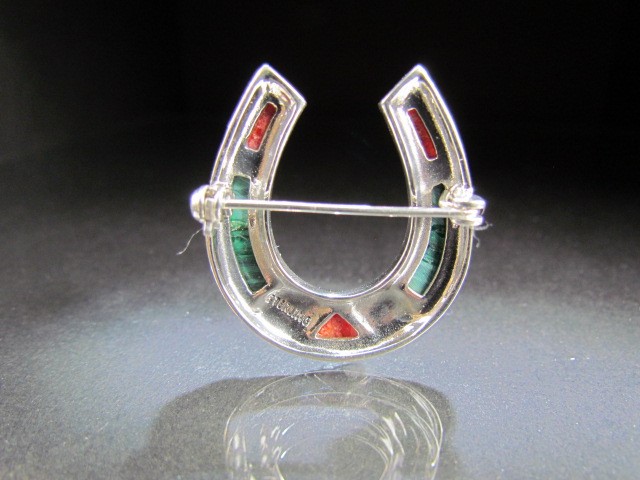 Malachite and Coral set brooch in the form of a horseshoe - Image 4 of 4