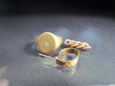 9ct hallmarked signet ring and scrap 9ct gold (total weight approx 7.3g)