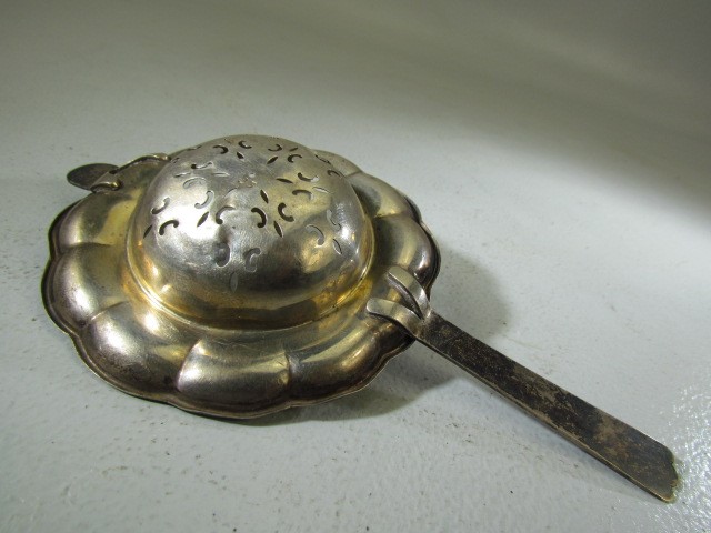 Hallmarked silver Tea Strainer by Pinder Brothers, Sheffield 1924. Approx weight - 36.6g - Image 4 of 4