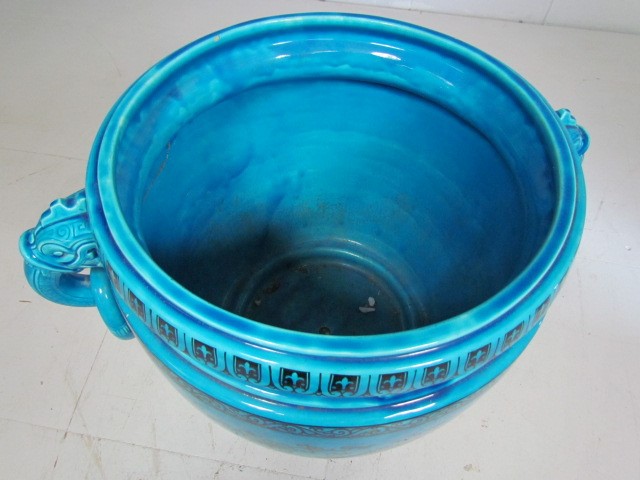 Oriental Blue large Jardiniere with Carp fish head handles holding loops. The outer bowl decorated - Image 4 of 5