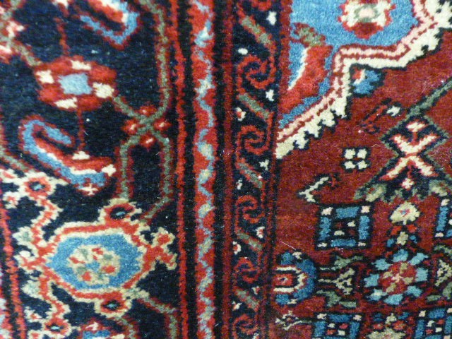 Red ground middle eastern carpet - Image 2 of 2