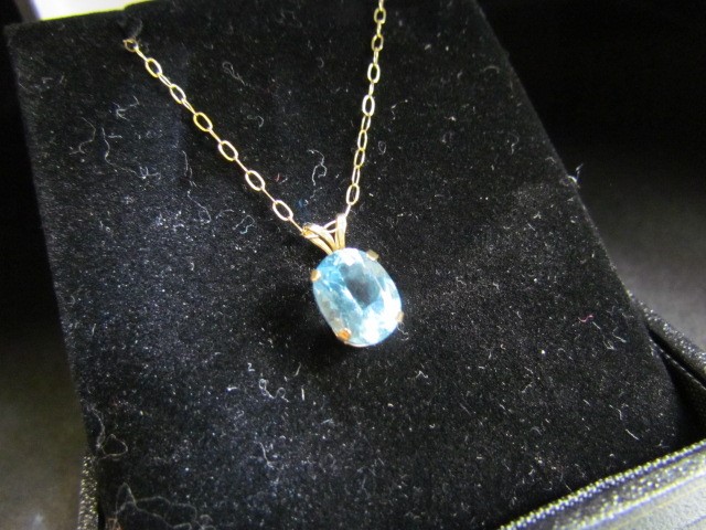 9ct blue coloured stone set pendant on a fine 9ct chain