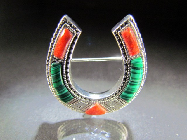 Malachite and Coral set brooch in the form of a horseshoe - Image 3 of 4