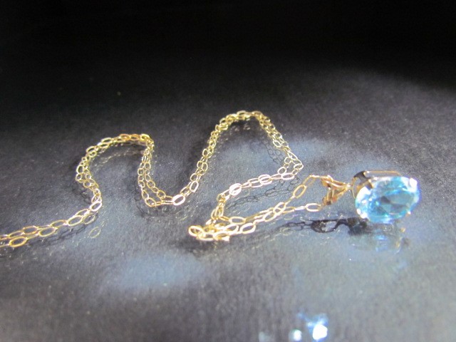 9ct blue coloured stone set pendant on a fine 9ct chain - Image 2 of 3