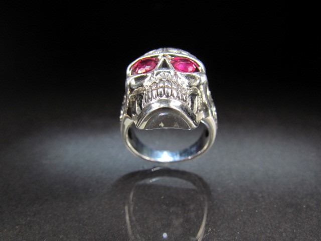 Unusual silver Skull ring set with ruby coloured eyes - Image 4 of 6