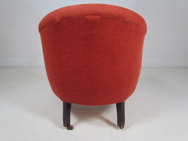 Small antique tub chair in red upholstery on turned wooden legs - Image 4 of 4