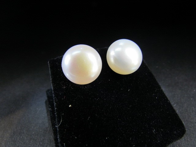 Cultured Pearl stud earrings.