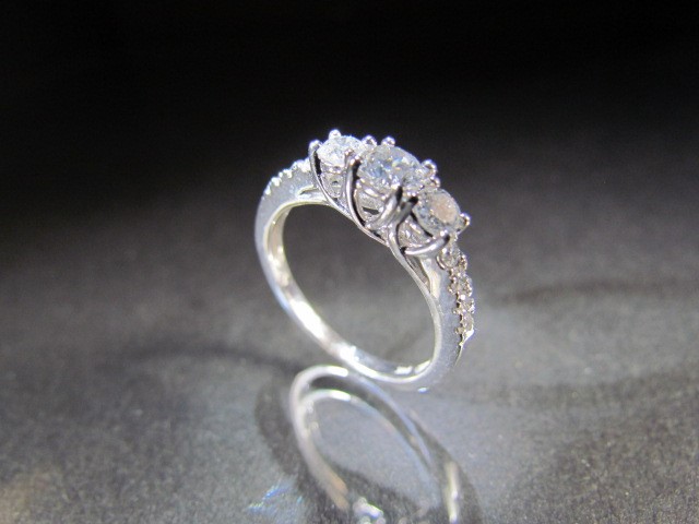 14ct White Gold Diamond ring. Three graduated central stones flanked by Diamond shoulders. Approx