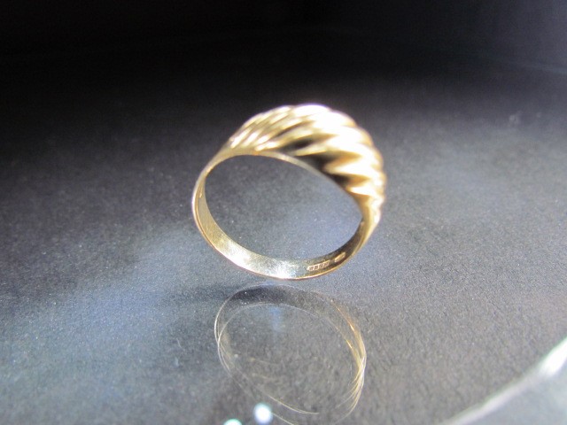 9ct Gold Band ring approx weight 2.3. UK - R. - Image 3 of 5