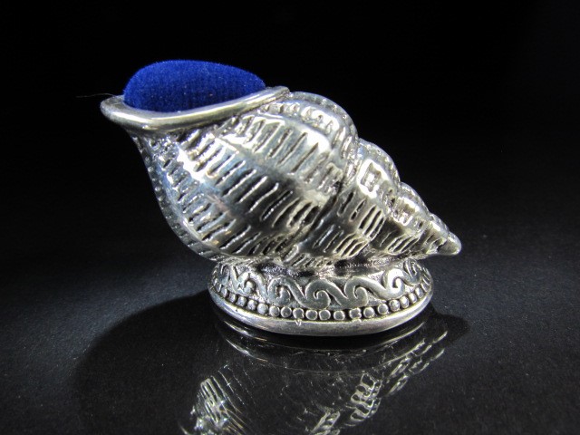 Large silver pin cushion in the form of a conch shell. Approx weight 26.5g - Image 3 of 5
