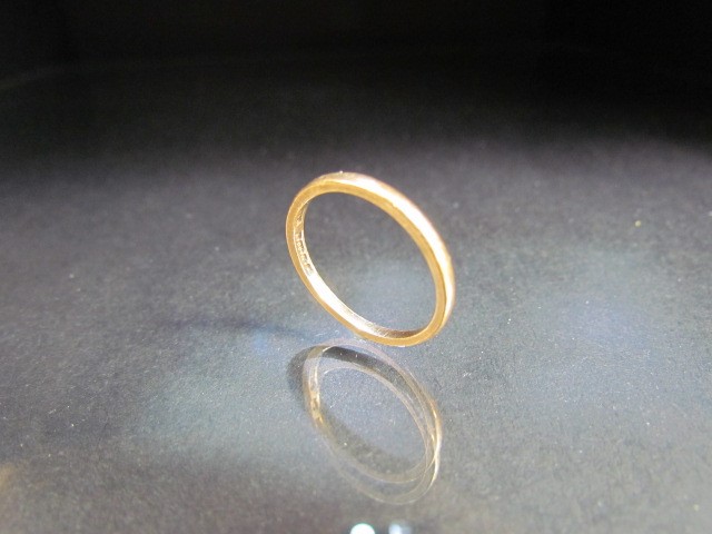 22ct ladies Gold ring (weight approx 2g)