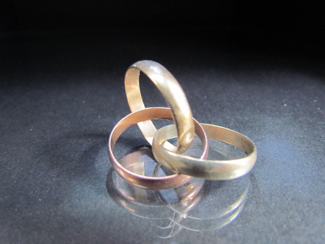 9ct three coloured three ring Gold ring (weight approx 6.9g)