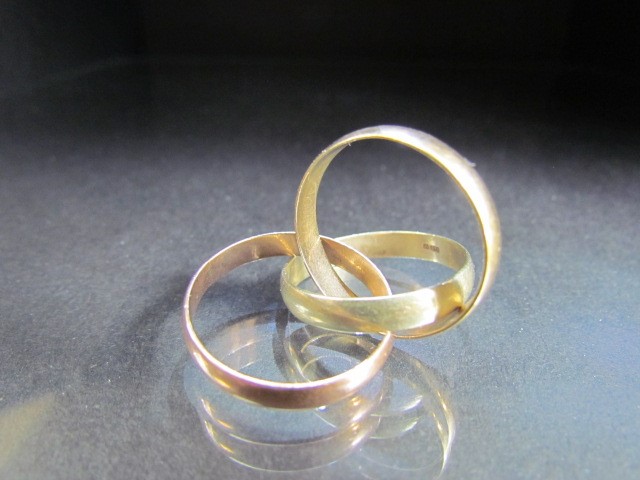 9ct three coloured three ring Gold ring (weight approx 6.9g) - Image 3 of 3