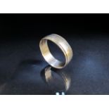 9ct Gold wedding band (total weight approx 2.7g)
