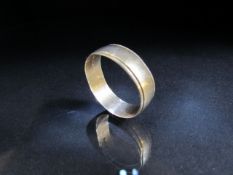 9ct Gold wedding band (total weight approx 2.7g)