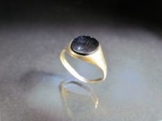 9ct gold signet ring with onyx stone (total weight approx 2.3)