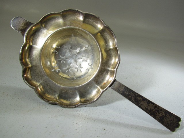 Hallmarked silver Tea Strainer by Pinder Brothers, Sheffield 1924. Approx weight - 36.6g