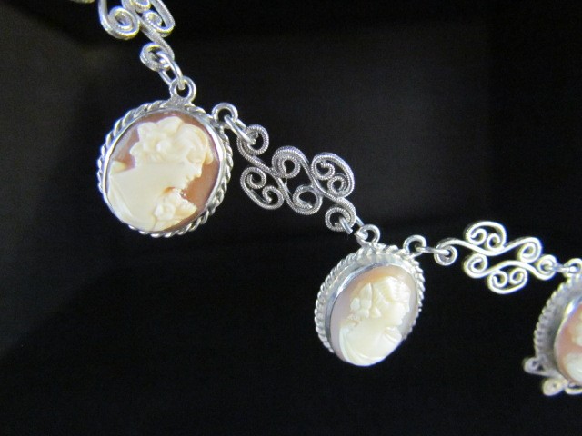 Shell Cameo jewellery set. Comprising of Ring, earring and necklace set - Image 4 of 7
