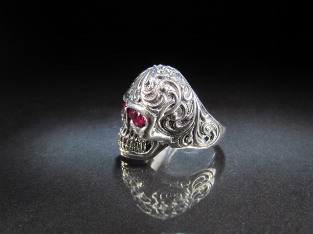 Unusual silver Skull ring set with ruby coloured eyes - Image 2 of 6