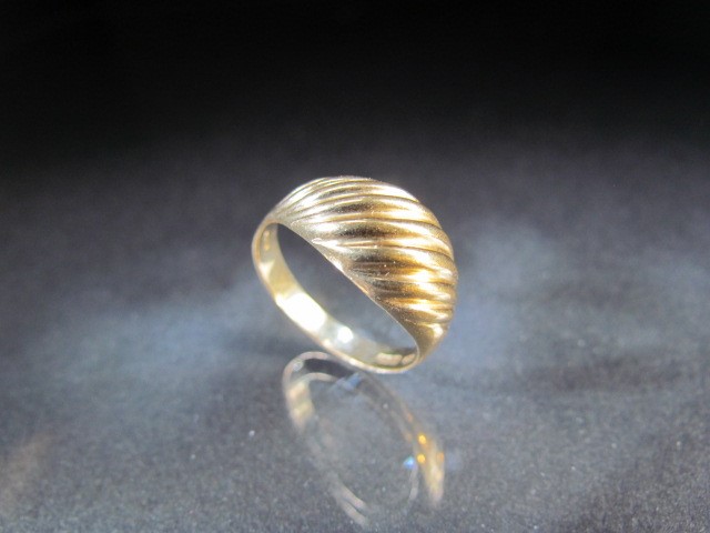 9ct Gold Band ring approx weight 2.3. UK - R. - Image 2 of 5
