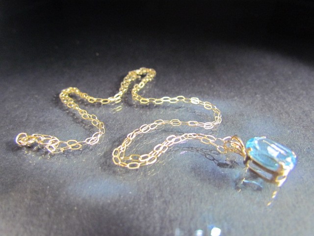 9ct blue coloured stone set pendant on a fine 9ct chain - Image 3 of 3