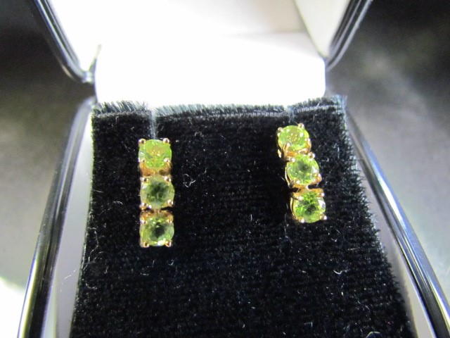 9ct three green stone set earrings - Image 2 of 3