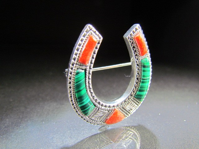 Malachite and Coral set brooch in the form of a horseshoe - Image 2 of 4