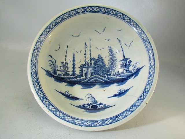 Pearlware bowl of large form painted in Underglaze blue with fence pattern rim. Decorated to outside - Image 2 of 4
