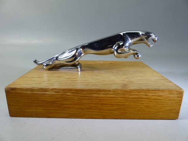 Chrome Jaguar car mascot on wooden stand - Image 3 of 5