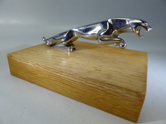 Chrome Jaguar car mascot on wooden stand - Image 2 of 5