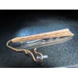 18ct gold (750) tie clip with safety chain - approx weight - 4.1g