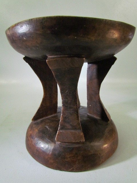 Hand carved tribal/African headrest on base with four supports and green hue to the upper surface - Image 2 of 3