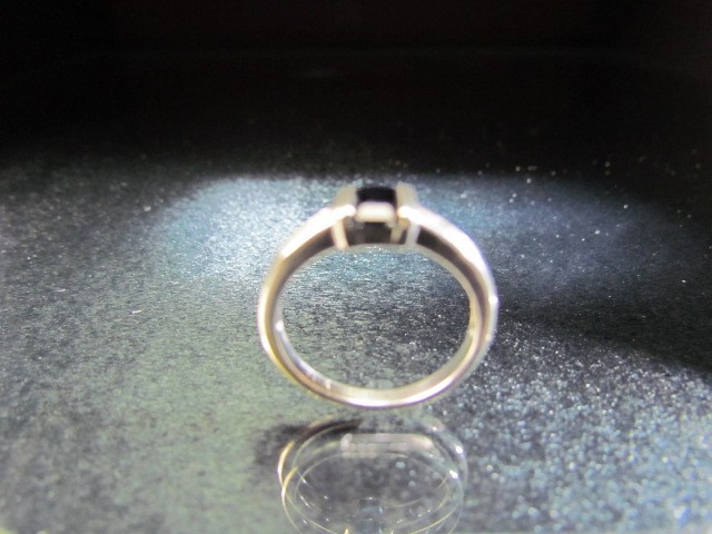 18ct White Gold ring set with an Australian Sapphire with four diamonds set to each shoulder size K - Image 4 of 4