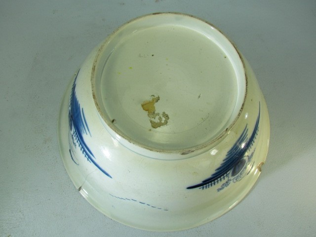 Pearlware bowl of large form painted in Underglaze blue with fence pattern rim. Decorated to outside - Image 4 of 4