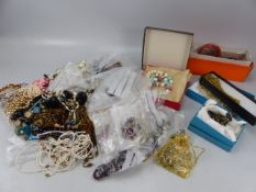 Large Selection of costume jewellery to include bangles, bracelets and a quantity of bagged
