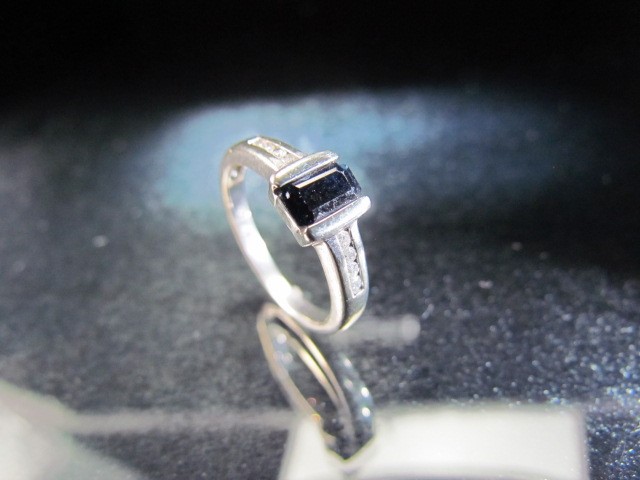 18ct White Gold ring set with an Australian Sapphire with four diamonds set to each shoulder size K - Image 2 of 4