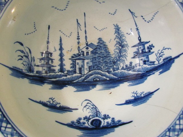 Pearlware bowl of large form painted in Underglaze blue with fence pattern rim. Decorated to outside - Image 3 of 4