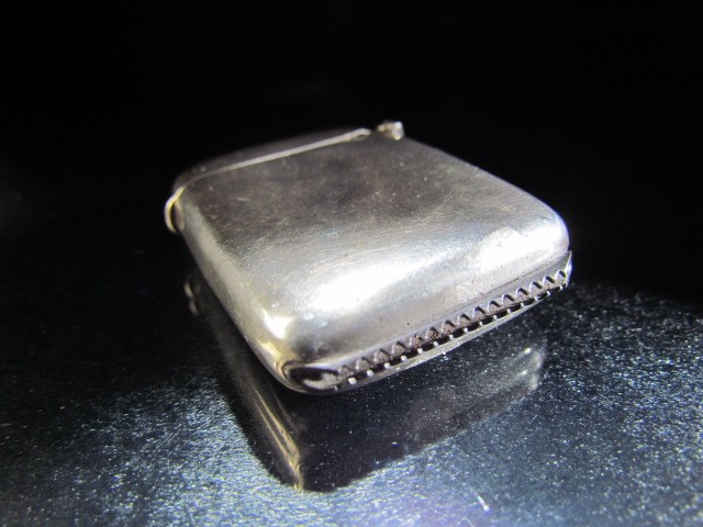 Silver Hallmarked Vesta case by Wilmot Manufacturing & Co Birmingham - Image 4 of 4