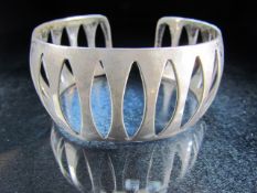 Silver 925 bangle with pierced marks