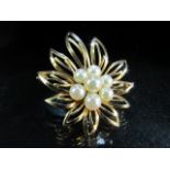 14K Gold brooch of flower head design set with 7 freshwater pearls. Approx weight - 9.1g