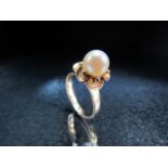 14K (585) freshwater pearl set ring in a flower head design - approx size - P. total weight