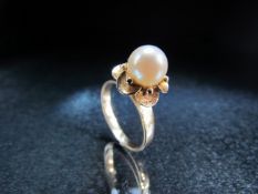 14K (585) freshwater pearl set ring in a flower head design - approx size - P. total weight